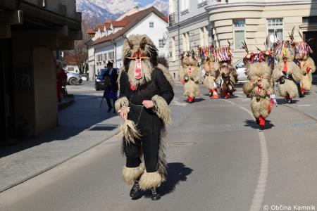Kamnik so obiskali koranti iz Zamušanov pri Ptuju in v mestno jedro privabili nepregledno množico, željno ogleda tradicionalne pustne šege (6)